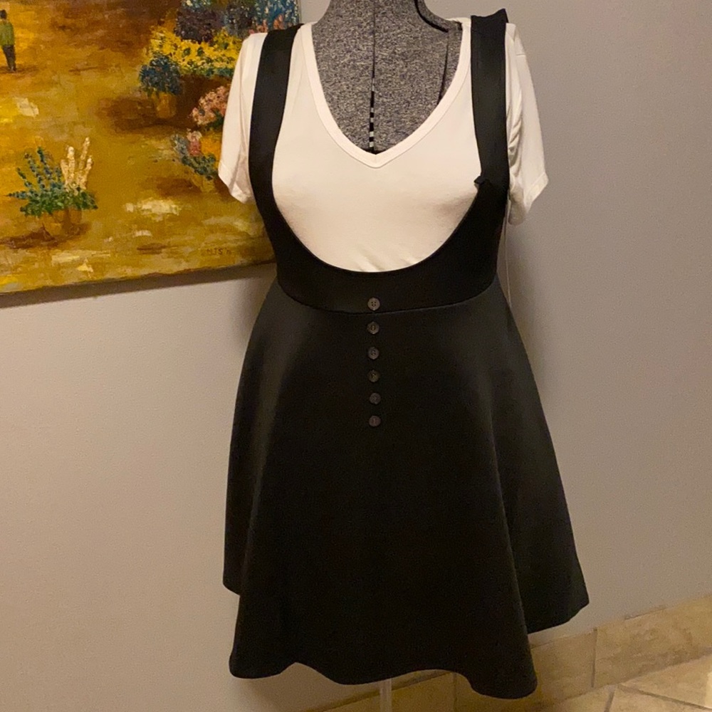 NWT. Women’s button pinafore skirt.